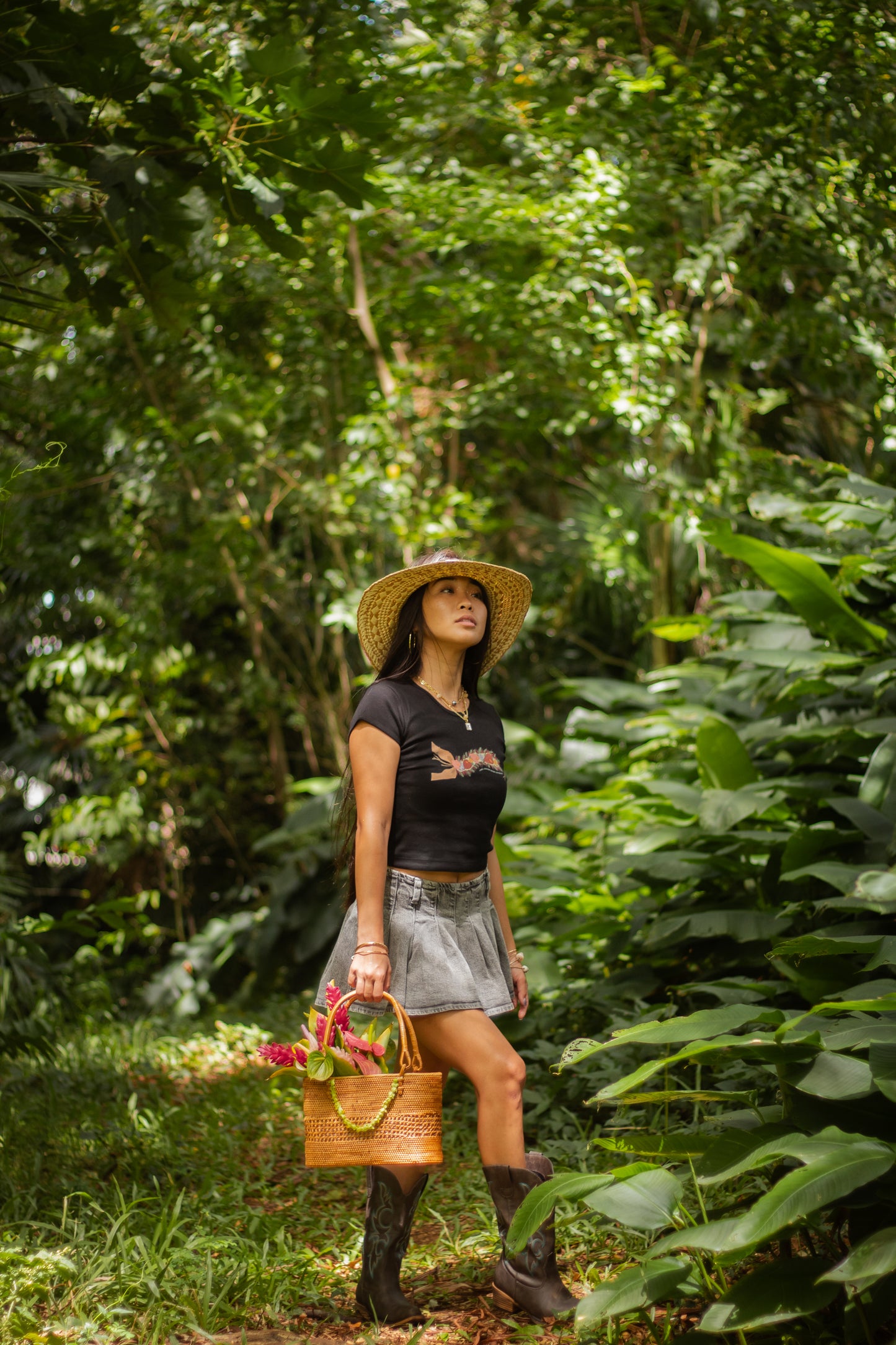 Lei of Love- Black Making Lei Poʻo Cropped Baby Tee