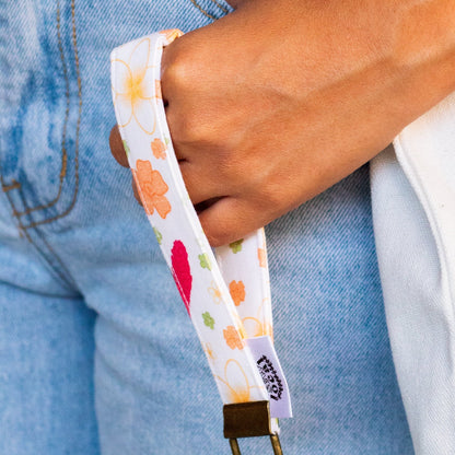 Pickin Home- Nalu White Wristlet